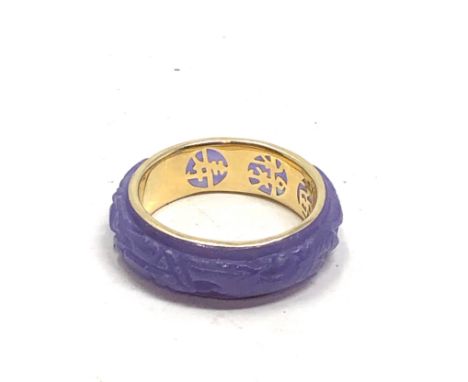 14 ct gold lavender jade carved  band ring (4.8g) 