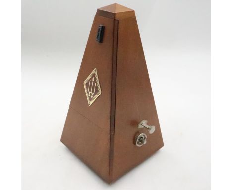 Beech cased clockwork metronome. UK P&amp;P Group 2 (£20+VAT for the first lot and £4+VAT for subsequent lots) 