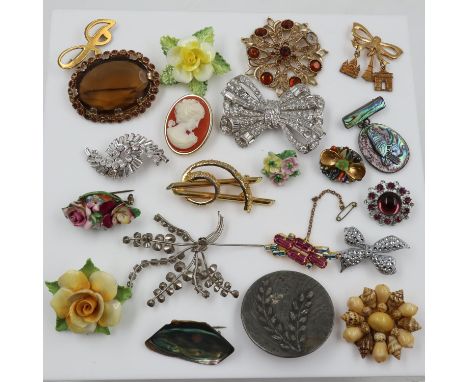 Mixed costume jewellery brooches. UK P&amp;P Group 1 (£16+VAT for the first lot and £2+VAT for subsequent lots) 