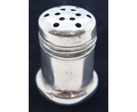 Miniature 925 silver pepper pot, H: 31 mm. P&amp;P Group 1 (£14+VAT for the first lot and £1+VAT for subsequent lots) 