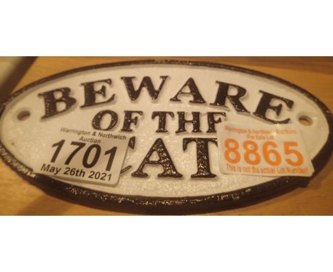 Cast iron Beware of The Cat sign, L: 17 cm. P&amp;P Group 1 (£14+VAT for the first lot and £1+VAT for subsequent lots) 