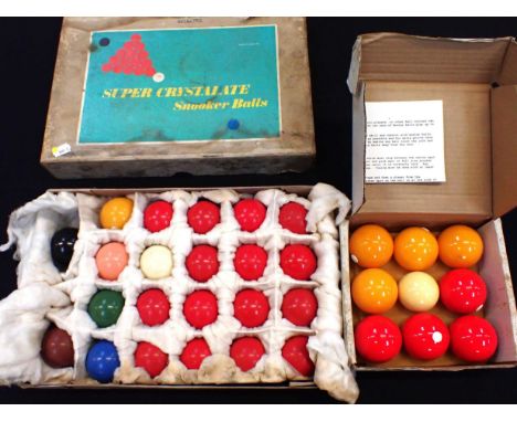 A SET OF VINTAGE SNOOKER BALLSwith a set of pool balls (boxes a/f) (2)