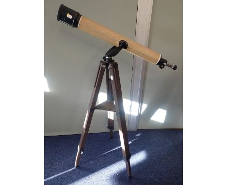 A SOLUS JAPANESE TELESCOPE AND TRIPOD