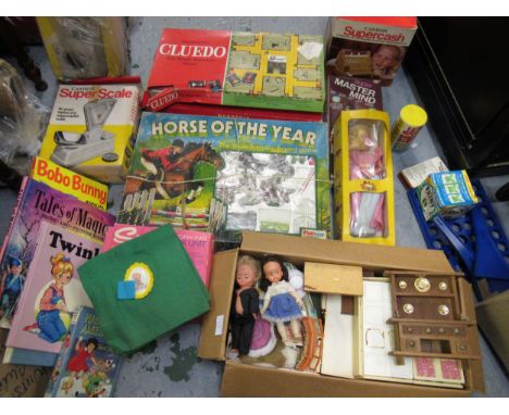 Box containing a quantity of various vintage boxed and unboxed childrens toys and games 