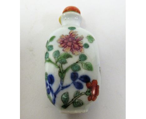 Chinese porcelain enamel decorated snuff bottleSmall chip to rim, some loss of paint 