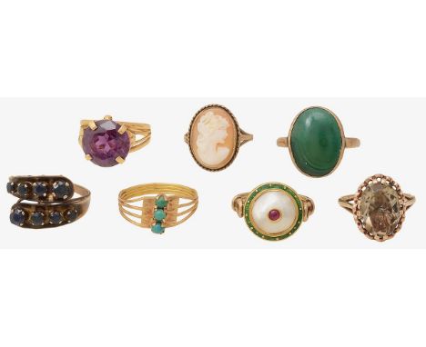 A collection of rings9ct gold cameo set ring, stamped with hallmarks; synthetic colour-change corundum single stone ring; pal