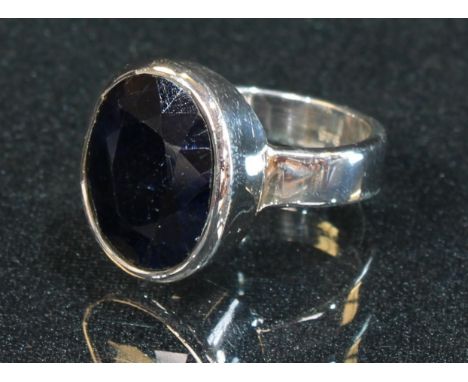 A 925 sterling silver ring, set with a faceted dark blue stone 