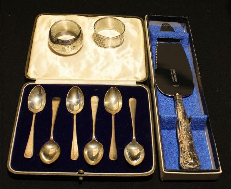 A set of six George V silver teaspoons, rat tail pattern, Birmingham 1913, 62.6g, cased; a silver hafted cake slice, Sheffiel