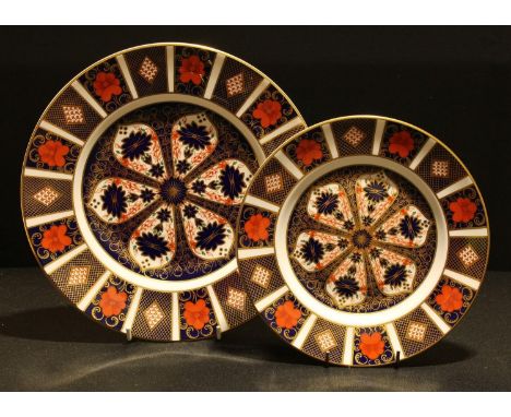 A Royal Crown Derby Imari 1128 pattern dinner plate, 27cm, first quality; an 1128 side plate, 22cm, first quality (2) 