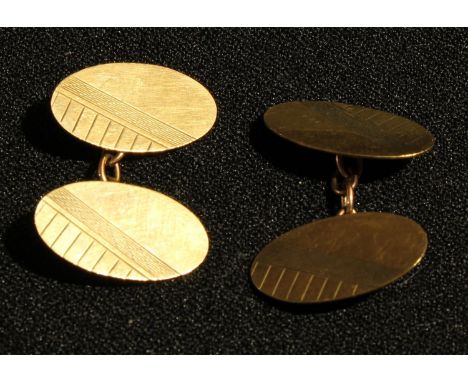 A pair of 9ct gold oval engine turned cuff links, marked 375, 5g 