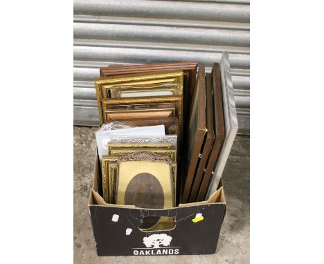 A SMALL TRAY OF PICTURES TO INCLUDE PORTRAIT ENGRAVINGS, FRAMES ETC. 