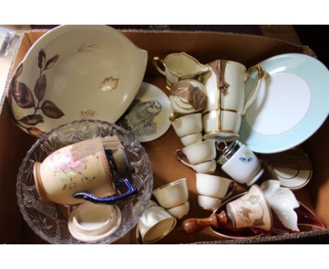 A TRAY OF ASSORTED CERAMICS TO INCLUDE CARLTONWARE