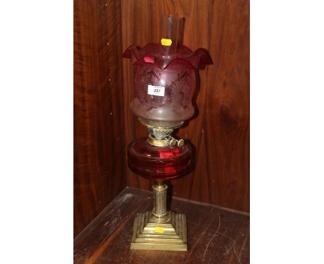 A VINTAGE BRASS COLUMN OIL LAMP WITH PINK GLASS FONT AND FRILLED GLASS SHADE, H 58 CM
