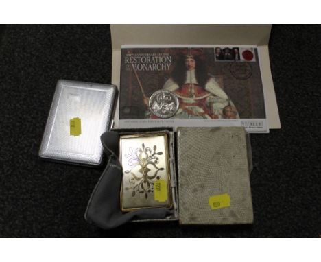A BOXED VINTAGE MUSICAL COMPACT, TOGETHER WITH A COMMEMORATIVE £5 COIN AND A CIGARETTE CASE