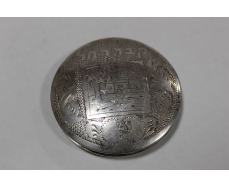 A SILVER COMPACT WITH ENGRAVED DETAIL APPROX WEIGHT - 33.8G 