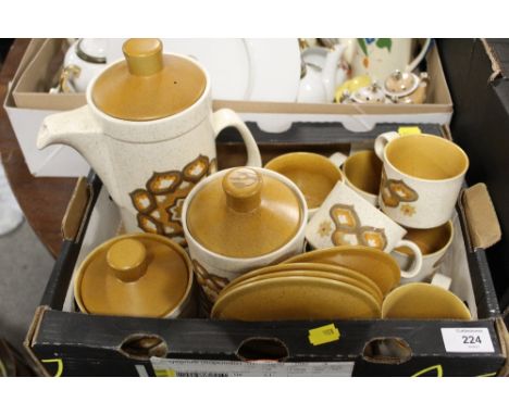 A SMALL TRAY OF ROYAL WORCESTER PALISSY RETRO TEAWARE 