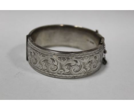 A HALLMARKED SILVER ENGRAVED BANGLE APPROX WEIGHT - 58.6G 