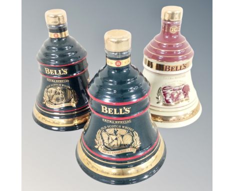 Three Wade Bell's Scotch whisky commemorative decanters : Christmas 1994, 1995, 1996, 70cl, sealed 