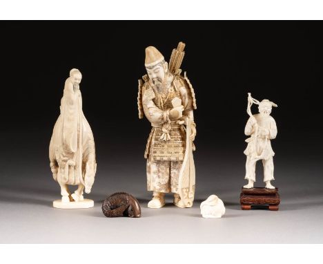FÜNFTEILIGES KONVOLUT: OKIMONO UND NETSUKE Japan, um 1900 Elfenbein, Holz. H. 2,3 cm-17,8 cm. Teils gemarkt. Gelehrter auf de