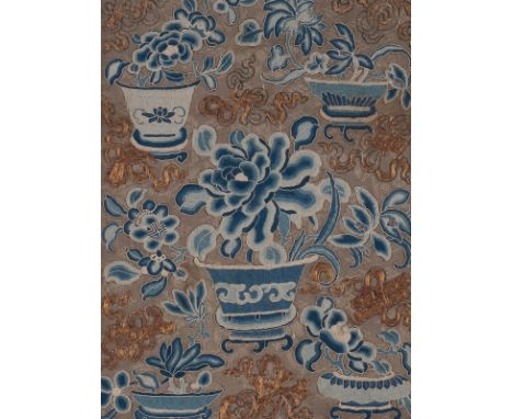 PAAR STICKEREIEN MIT PFINGSTROSEN-DARSTELLUNGEN China, Qing-Dynastie Seidenstickerei. SM. 28,5 cm x 21 cm, R. 41,2 cm x 34 cm