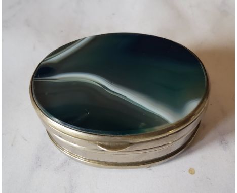 A Victorian oval double sided agate snuff box, 5cm wide, c.1850 