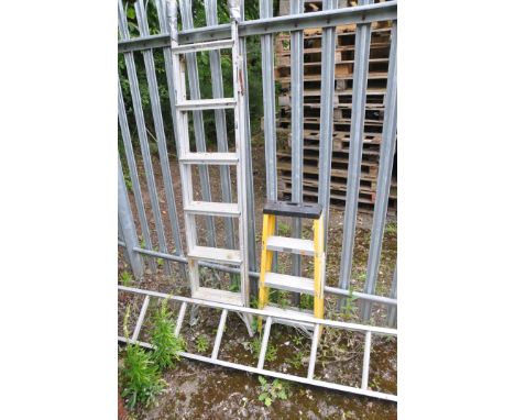 AN ALUMINIUM FOURTEEN RUNG LADDER, length 394cm,  along with two sized step ladders (condition report: general signs of wear 