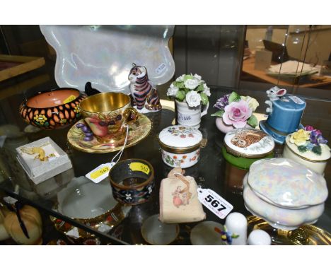 A GROUP OF TRINKET BOXES, SMALL ORNAMENTS AND GLASSWARE, comprising a Crummles enamel trinket box decorated with a Tawny Owl,