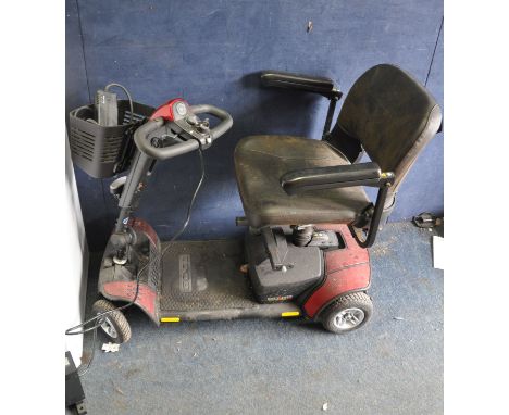 A GOGO ELITE TRAVELLER LX MOBILITY SCOOTER (condition report: battery flat and doesn't charge, one key, charger, in need of a