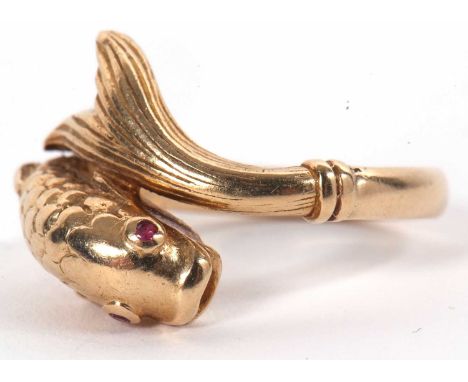A 9ct fish ring, the fish with naturalistically modelled head with open mouth, red hardstone eyes, scales and tapering to a p