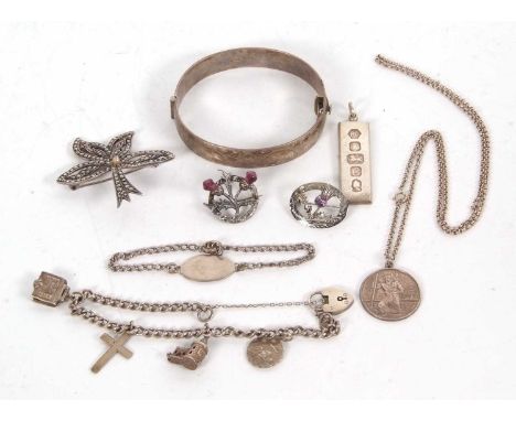 A quantity of mixed jewellery to include a silver hinged bangle, hallmarked Birmingham 1971, a silver ingot pendant, two Scot