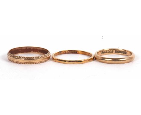 Three 9ct rings, to include a plain 3mm wide wedding band, Birmingham 1955, size M-N; a 2mm wide octagonal ring, Birmingham 1