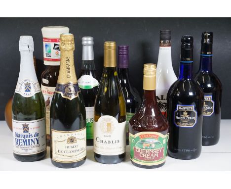 Alcohol - Collection of 11 bottles of mixed alcohol to include The Famous Grouse Scotch Whisky Rugby World Cup 1995 1 Litre, 