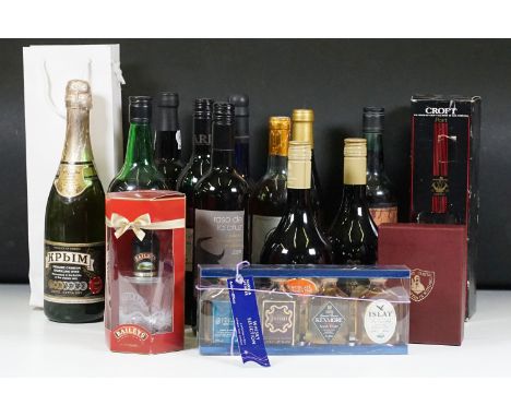 Alcohol - Collection of 14 bottles of alcohol to include Raso De La Cruz 2009 red wine, Harvey's Bristol Cream Sherry, Sherwo