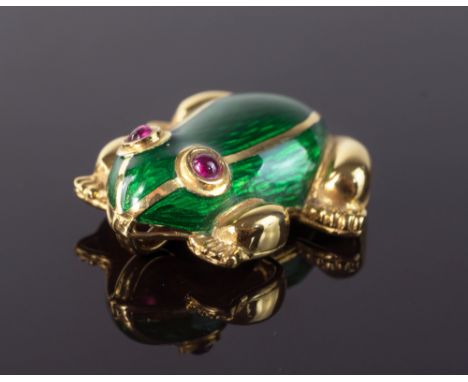 An 18ct yellow gold, enamel and ruby frog pendant, with cabochon ruby eyes, 22mm. long.