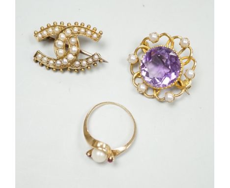An Edwardian yellow metal and split pearl set double horseshoe brooch, 26mm, an amethyst and split pearl set yellow metal bro
