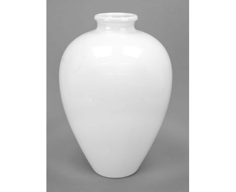 Bodenvase, KPM Berlin, Marke 1962-92, 2. W., Entwurf Trude Petri (1906-1998) im Jahr 1935, Form 'Staude', weiß, H. 42 cm