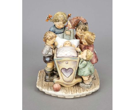 Große Hummelfigur, Goebel, Das Nesthäkchen, Century Collection, 1991, sign., 5 Kinder um eine Wiege stehend in der ein Kleink
