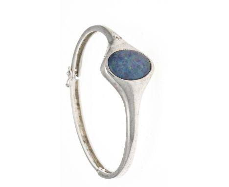 Opal-Klapp-Armreif Silber 835/000 mit einer ovalen Opal-Triplette 18 x 13 mm in buntem Farbenspiel, Hakenschließe mit SI-Acht