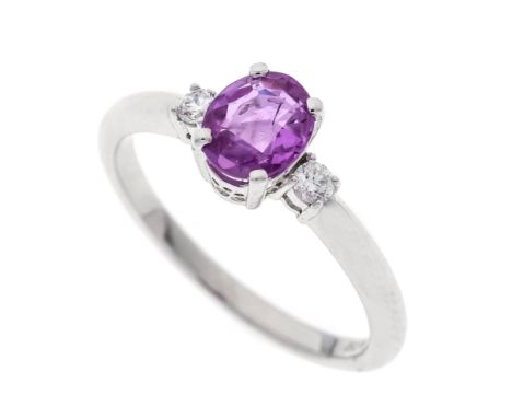 Pink Saphir-Brillant-Ring WG 750/000 mit einem oval fac. Saphir 0,80 ct in einem leuchtenden Pink, transparent mit sehr wenig