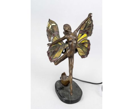 Figürliche Lampe, 20. Jh., Sockel schwarzer Marmor, springende Elfe aus Bronze mit Glasflügeln, Flügel im Tiffany-Stil aus fa