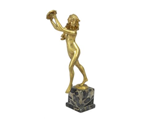Unbekannter Bildhauer des Art nouveau um 1910, nackte Tambourinspielerin, vergoldete Bronze auf Marmorsockel, unsign., nach v