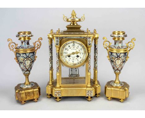 Cloissonne` Pendule mit 2 Vasenbeistellern, Bronze feuervergoldet, 2.H.19.Jh., allseitig facettiert verglast, seitl. mit Säul