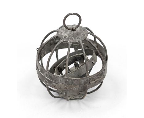 Öllampe/Grubenlampe mit kardanischer Aufhängung, wohl 19. Jh., Eisen. 2 Sphären von Scharnier gehalten, Ring zum Hängen, D. 1