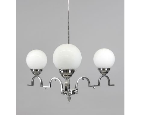 Deckenlampe im Art-déco Stil, 20. Jh., verchromtes Gestell mit kleiner Konsole, davon abkragend 3 geometrisch gebogte Leuchte