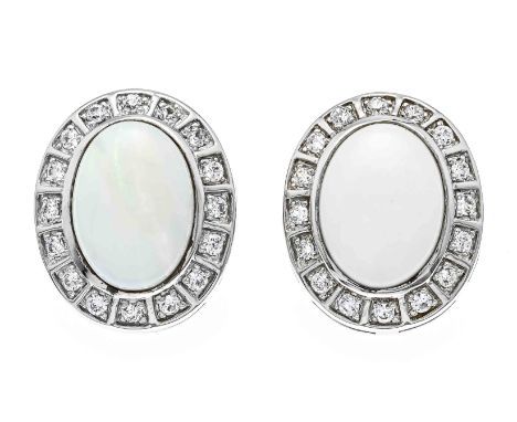 Opal-Clipohrstecker Silber 925/000 mit 2 ovalen syn. Milchopal-Cabochons 16 x 12 mm und weißen rund fac. Edelsteinen 2 mm, L.