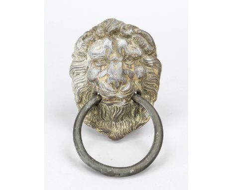 Großer Türklopfer, wohl 19. Jh., Gusseisen. Löwenmaskaron mit großem Ring im Maul, leichte Korrosion, H. 26 cm