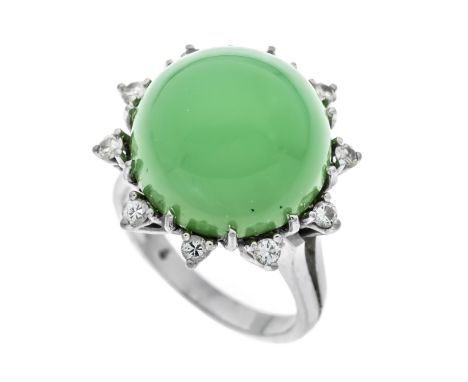 Chrysopras-Brillant-Ring WG 585/000 mit einem runden Chrysopras-Cabochon 16 mm, helles Grün, opak und 10 Brillanten, zus. 0,4