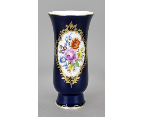 Art Deco Vase, Meissen, 1970er Jahre. 2. W., Kelchform, Modellnr. L261, frontseitig Reserve mit polychromer Blumenmalerei, ko