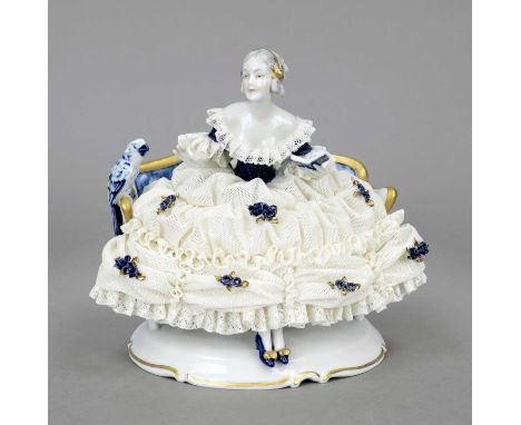 Dame mit Papagei, Unterweißbach, Thüringen, Marke 1956-62, elegante Dame in ausladendem Kleid mit Spitzenbesatz, auf einem So