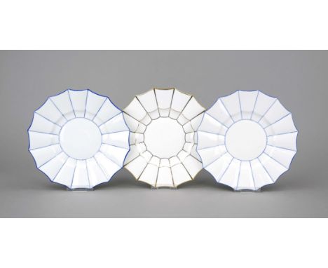 Drei Art Deco Teller, Meissen, Marken nach 1924, 1., 2. und 3. W., Entwurf Else Wenz-Vietor von 1913, polygonale Form, blaue 